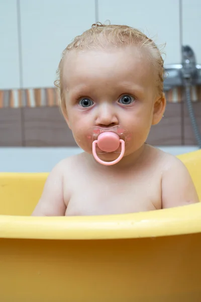 작은 아기 초상화 목욕 — 스톡 사진