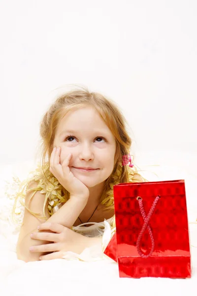 Улыбающаяся девушка с подарочной коробкой — стоковое фото
