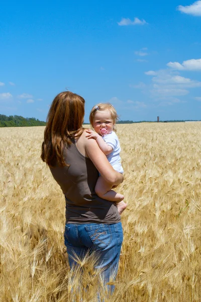 Madre con bambino al campo di grano — Foto Stock