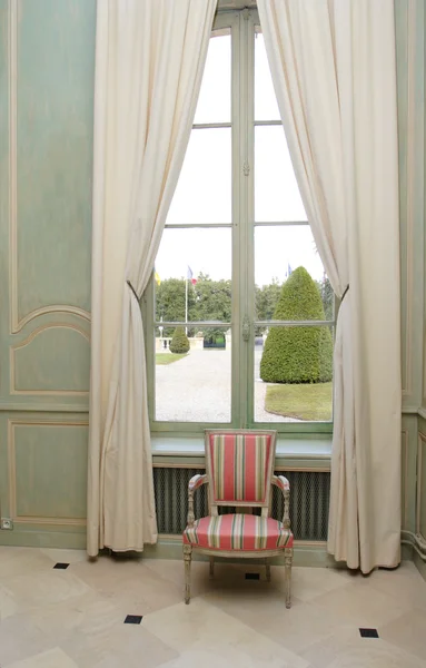 Кресло рядом с окном — стоковое фото