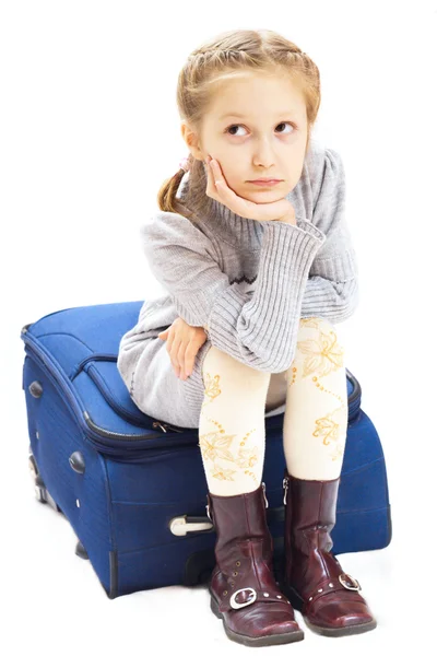 Smutná dívka s kufrem — Stock fotografie