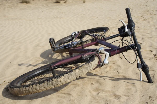 Vélo posé sur un sable — Photo