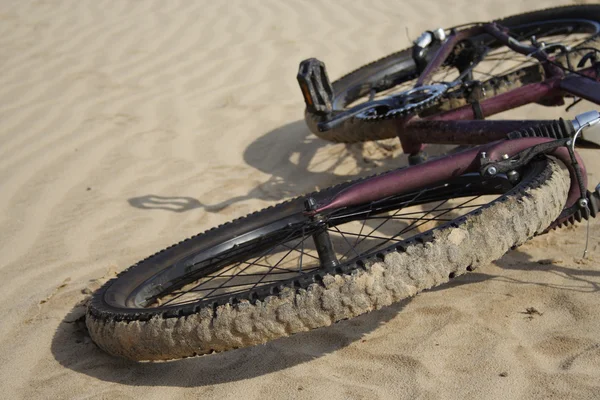 Vélo posé sur un sable gros plan — Photo