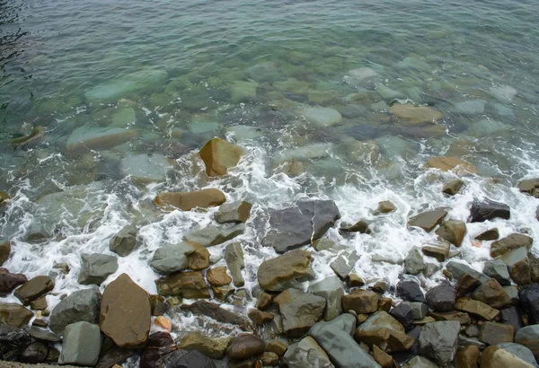 石のビーチでサーフィンします。 — ストック写真