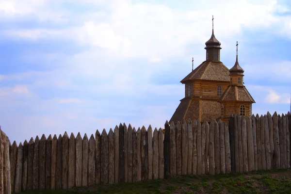 Drewniana wsi. Kościół — Zdjęcie stockowe