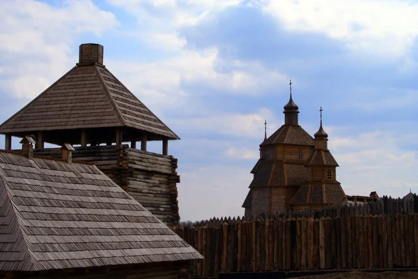 Dřevěné vesnice. Strážná věž a kostel — Stock fotografie