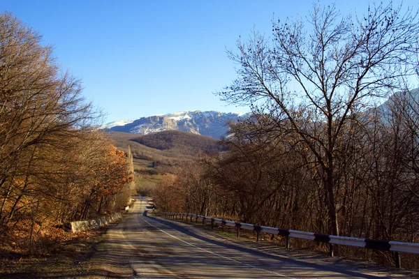 Estrada para montanhas — Fotografia de Stock