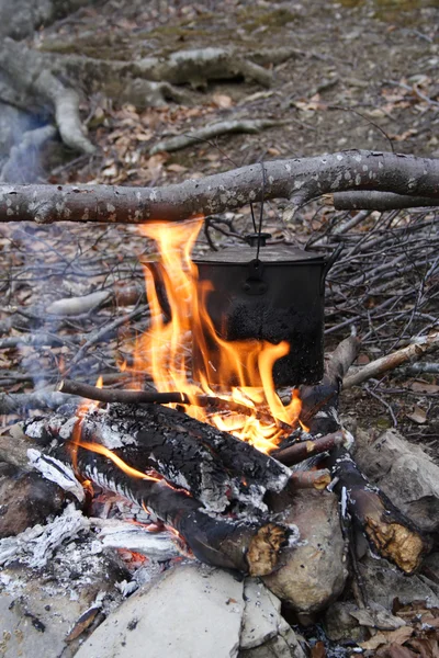 Hervidor de agua en un fuego —  Fotos de Stock