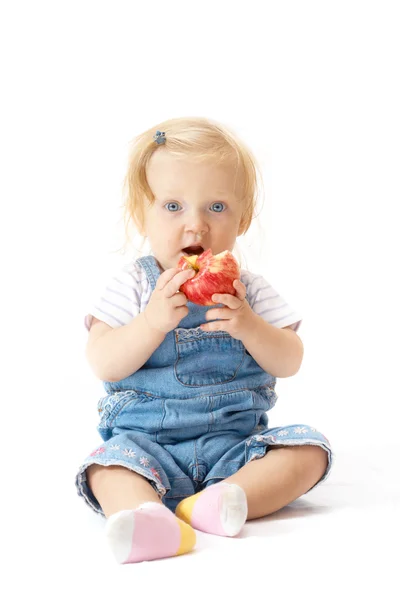 Criança sentada com a maçã — Fotografia de Stock