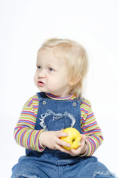 Niño con la manzana —  Fotos de Stock
