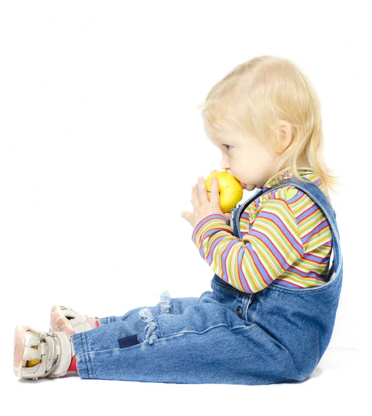 Παιδί κάθεται με το μήλο — Φωτογραφία Αρχείου