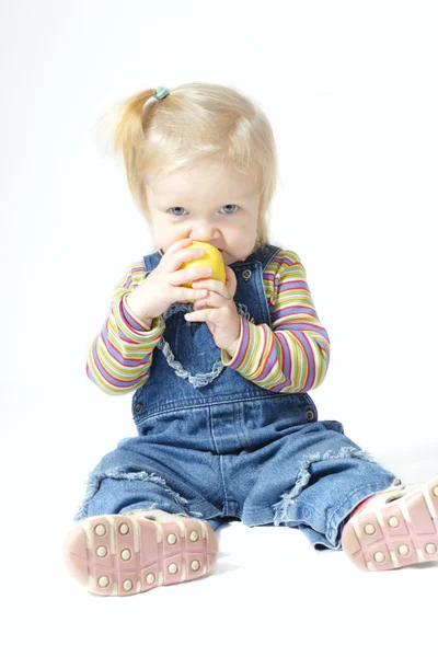 Criança com a maçã — Fotografia de Stock