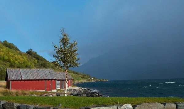 Casas de madeira em uma costa de lago — Fotografia de Stock