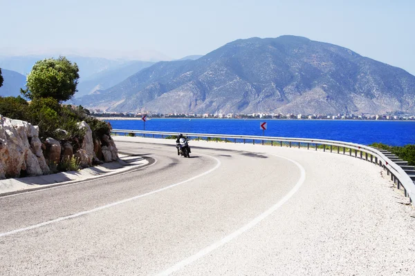 Bike on a sunny coastline road — Stock Photo, Image