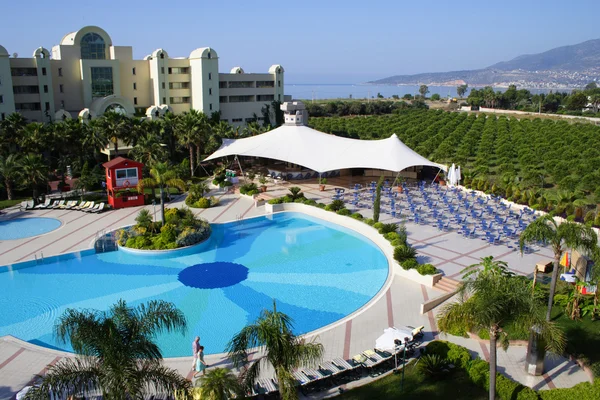 Uitzicht op zwembad bij zonnige hotel — Stockfoto