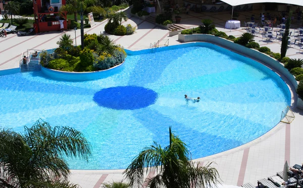 Zwembad in het zonnige hotel — Stockfoto