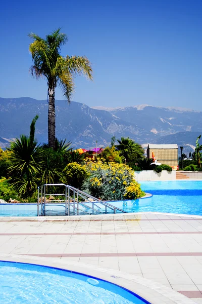 Swimming pool at sunny hotel — Stock Photo, Image
