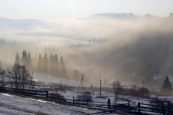 Πρωινό με ομίχλη στο βουνό — Φωτογραφία Αρχείου