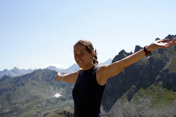 Ragazza felice scalatore su una cima di montagna — Foto Stock