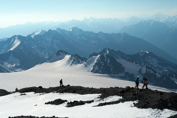 Ragazza felice scalatore su una cima di montagna — Foto Stock