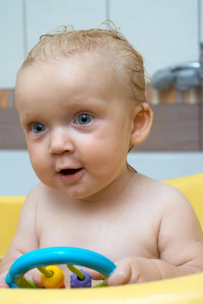 Kis baba portré egy fürdő — Stock Fotó