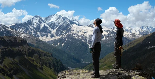 산을 보고 하는 2 명의 등산 — 스톡 사진