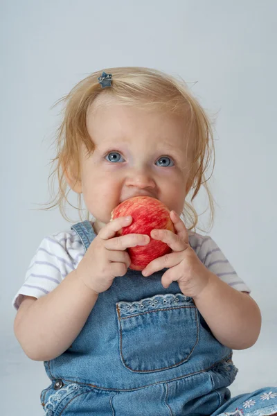 Bambino con la mela — Foto Stock