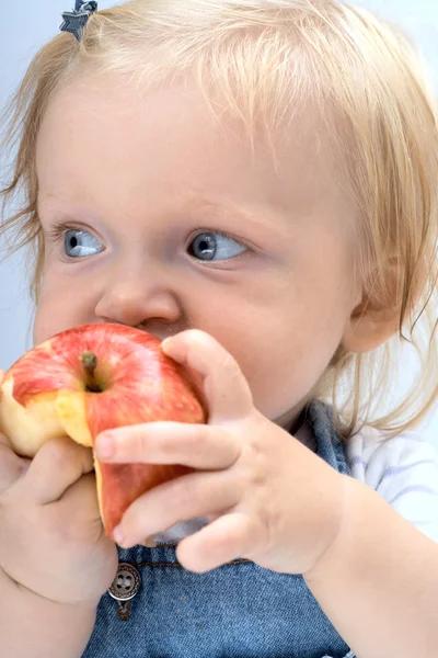 Enfant à la pomme — Photo