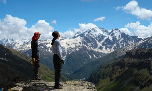 Dos escaladores mirando las montañas — Foto de Stock