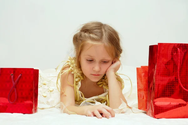 Menina triste com seus presentes — Fotografia de Stock