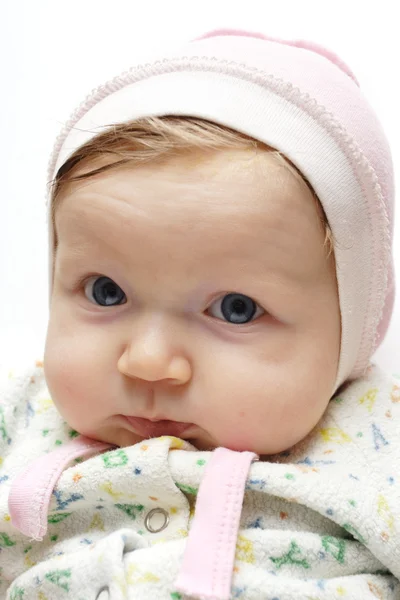 ボンネットに小さな赤ちゃん — ストック写真