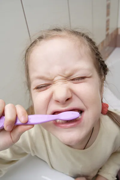 Limpar um dente — Fotografia de Stock