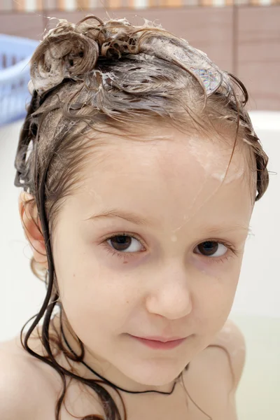 Barn med ett huvud täckt med en tvål — Stockfoto