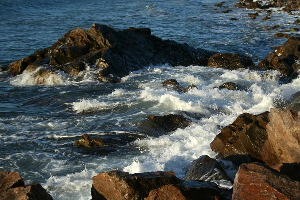 Příboj vln a skalnaté pobřeží — Stock fotografie