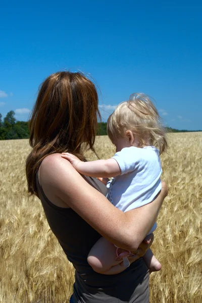 Mère avec enfant au champ de blé — Photo