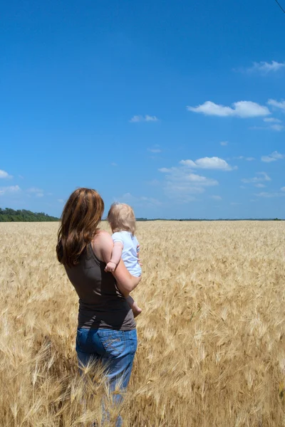 Mère avec enfant au champ de blé — Photo
