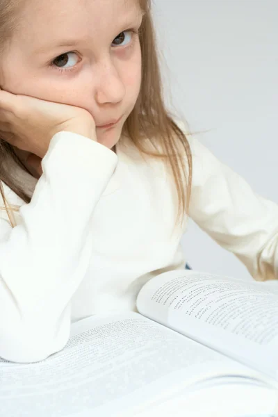 Criança lendo um livro — Fotografia de Stock