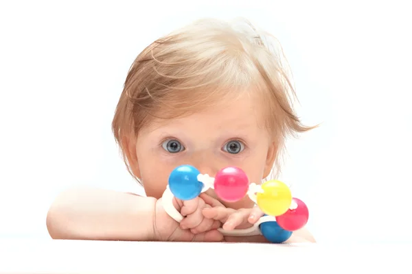 Pequeño bebé detrás del comprimido blanco —  Fotos de Stock