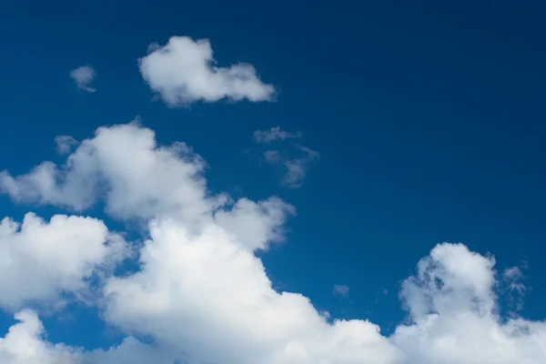 Cielo nublado azul —  Fotos de Stock