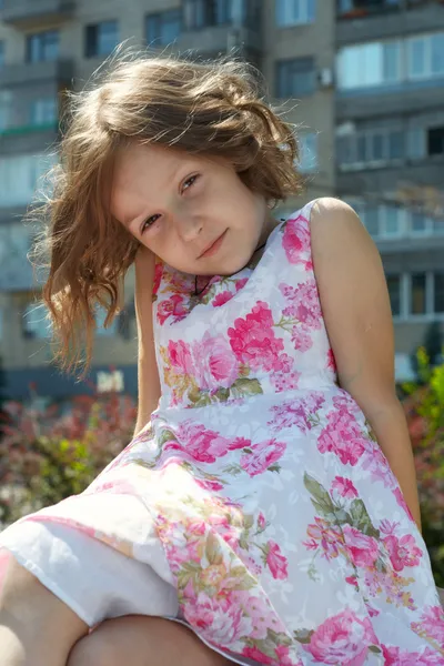 Portret van meisje op de jurk — Stockfoto