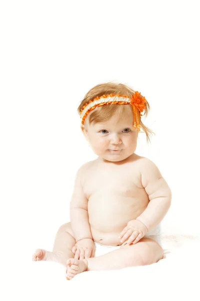Barn med orange frontlet på hennes huvud — Stockfoto