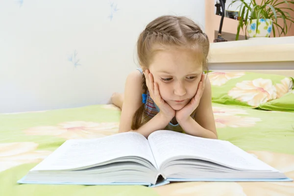Barn läser en bok — Stockfoto