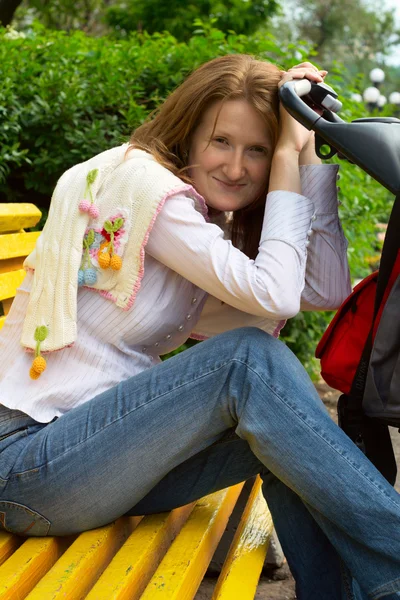 乳母車を持つ若い母親 — ストック写真