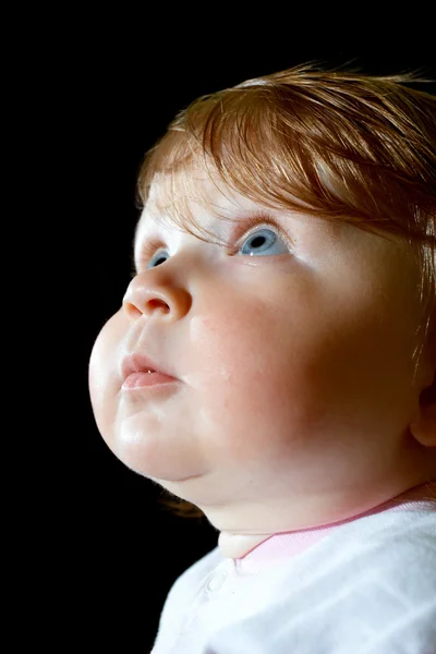 Retrato de um bebê em um fundo preto — Fotografia de Stock