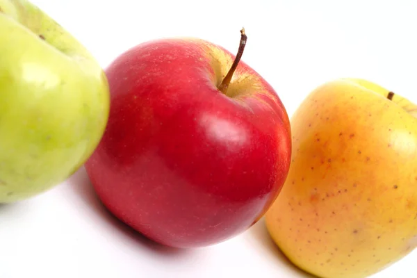 Drei bunte Äpfel hintereinander — Stockfoto