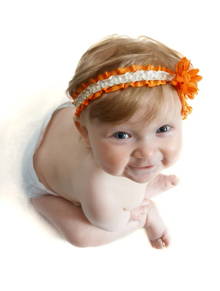 Dziecko z pomarańczowy frontlet na głowie — Zdjęcie stockowe