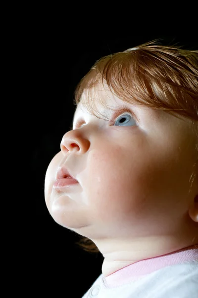 검은 바탕에 아기의 초상화 — 스톡 사진