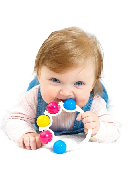 Niño sonriente acostado con un juguete — Foto de Stock