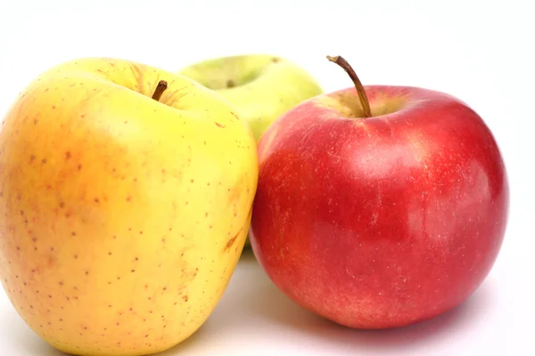 3 つの多色りんご — ストック写真