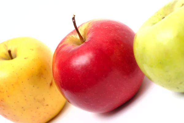 Drie veelkleurige appels in een rij — Stockfoto